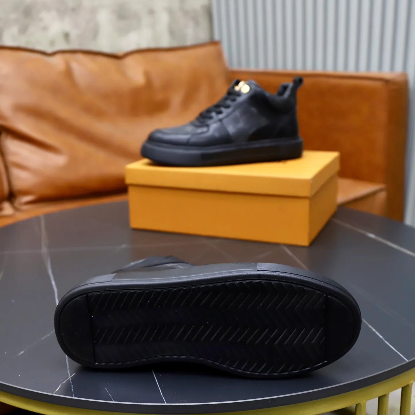 Ex-factory price: 442💰🙅‍♂️🙅‍♂️🙅‍♂️ Brand: LV Louis Vuitton Standard code: 38-44 (45 customized) Grade: Same as the official website Material: Original cowhide material spliced with brand rubber Comfortable and breathable lining Lightweight and wear-resistant sports outsole Style category: Men's fashionable casual shoes Running sneakers Distinguished luxury brand elements Top luxury color: actual picture color